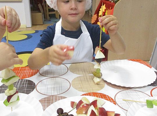 GR. III szaszłyki owocowe