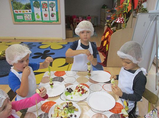 GR. III szaszłyki owocowe