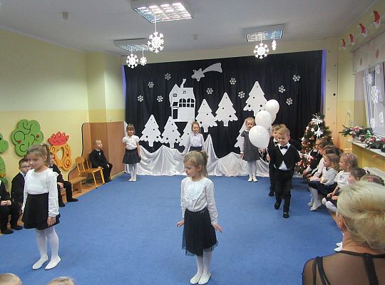 Występ wigilijny gr. III dla przedszkolaków
