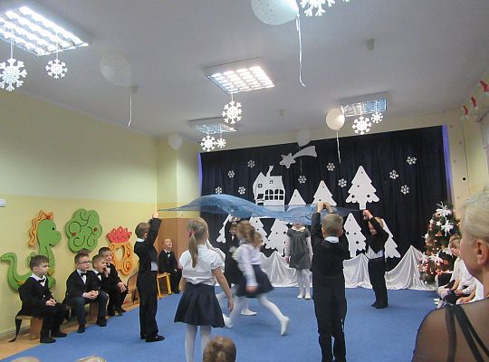 Występ wigilijny gr. III dla przedszkolaków