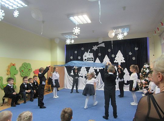 Występ wigilijny gr. III dla przedszkolaków
