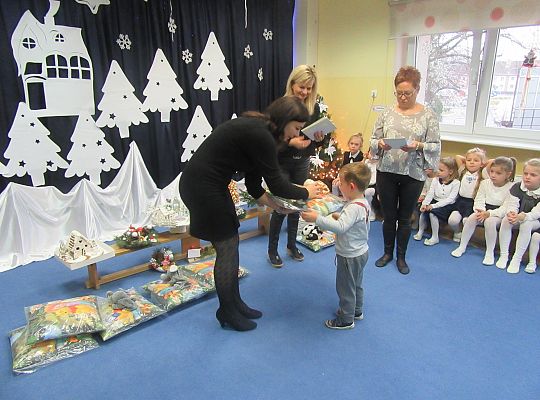 Występ wigilijny gr. III dla przedszkolaków