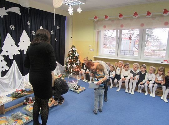 Występ wigilijny gr. III dla przedszkolaków