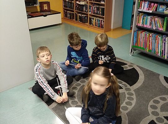 Gr IV Zajęcia w bibliotece-"Co to jest teatr cieni"