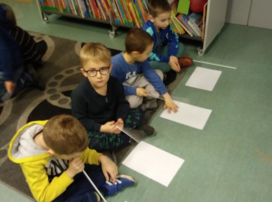 Gr IV Zajęcia w bibliotece-"Co to jest teatr cieni"