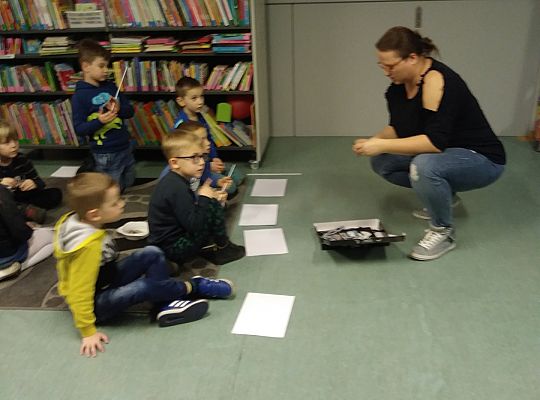 Gr IV Zajęcia w bibliotece-"Co to jest teatr cieni"