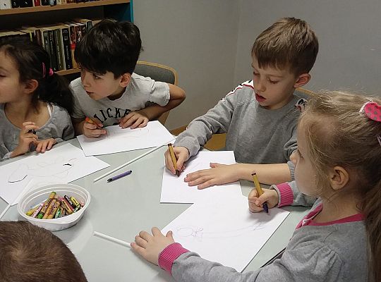 Gr IV Zajęcia w bibliotece-"Co to jest teatr cieni"