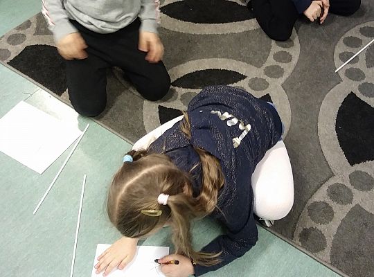 Gr IV Zajęcia w bibliotece-"Co to jest teatr cieni"