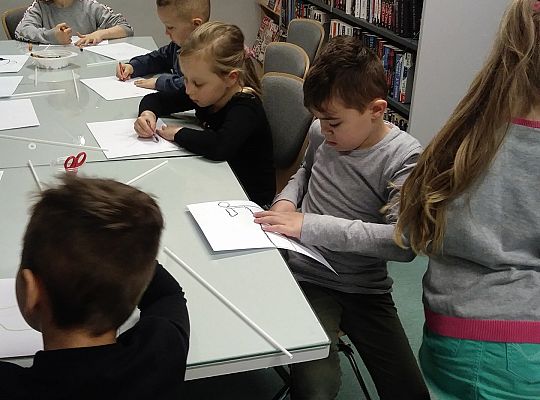 Gr IV Zajęcia w bibliotece-"Co to jest teatr cieni"