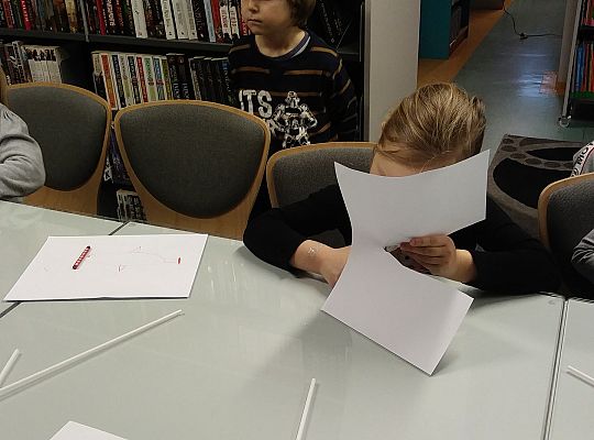 Gr IV Zajęcia w bibliotece-"Co to jest teatr cieni"