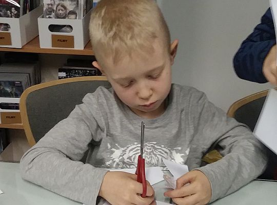 Gr IV Zajęcia w bibliotece-"Co to jest teatr cieni"