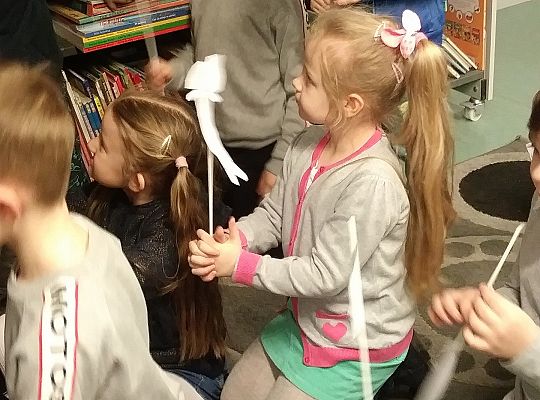 Gr IV Zajęcia w bibliotece-"Co to jest teatr cieni"