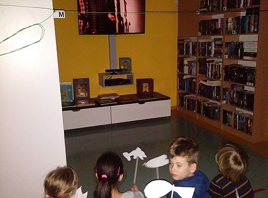 Gr IV Zajęcia w bibliotece-"Co to jest teatr cieni"