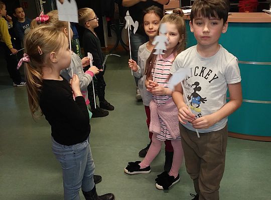 Gr IV Zajęcia w bibliotece-"Co to jest teatr cieni"