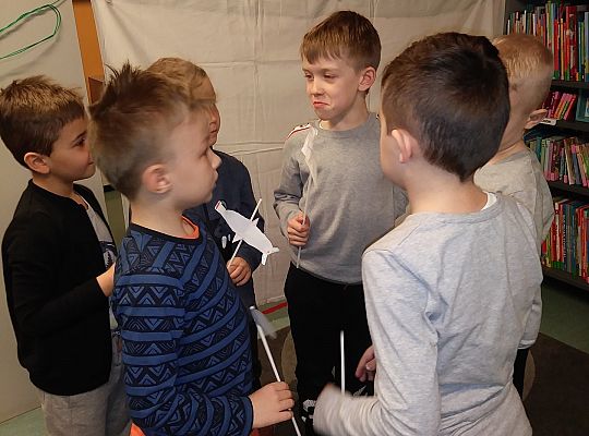 Gr IV Zajęcia w bibliotece-"Co to jest teatr cieni"
