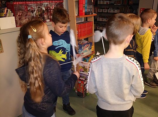 Gr IV Zajęcia w bibliotece-"Co to jest teatr cieni"
