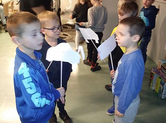 Gr IV Zajęcia w bibliotece-"Co to jest teatr cieni"