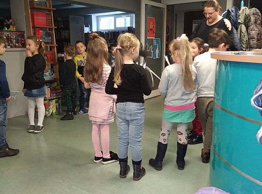 Gr IV Zajęcia w bibliotece-"Co to jest teatr cieni"