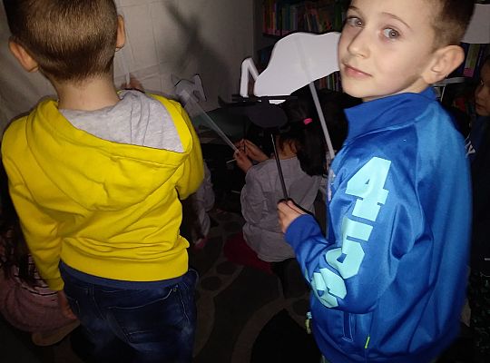 Gr IV Zajęcia w bibliotece-"Co to jest teatr cieni"