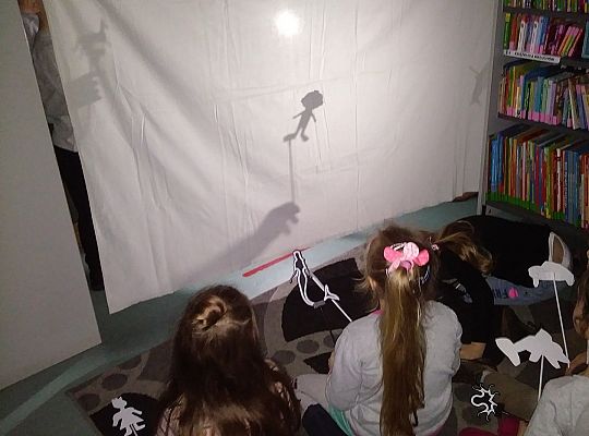 Gr IV Zajęcia w bibliotece-"Co to jest teatr cieni"