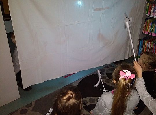 Gr IV Zajęcia w bibliotece-"Co to jest teatr cieni"