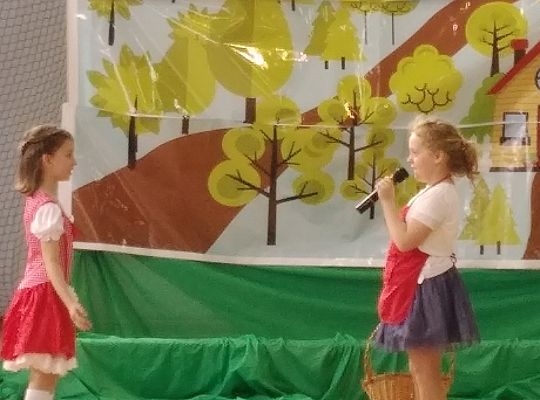 Gr IV Przedstawienie w SP 7 "Czerwony Kapturek" po angielsku