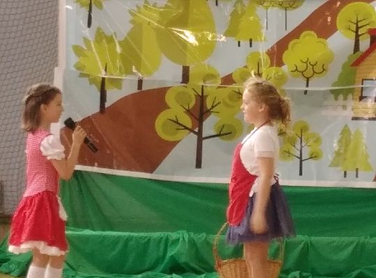 Gr IV Przedstawienie w SP 7 "Czerwony Kapturek" po angielsku