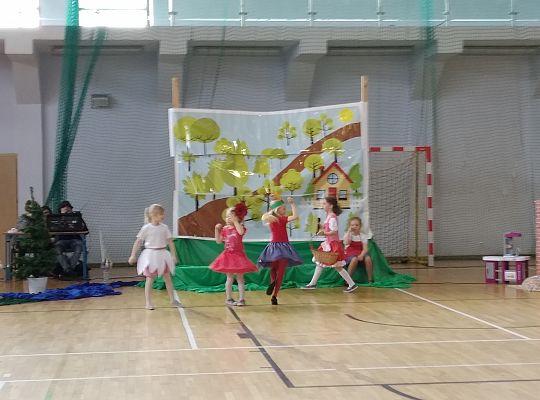 Gr IV Przedstawienie w SP 7 "Czerwony Kapturek" po angielsku