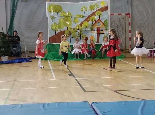 Gr IV Przedstawienie w SP 7 "Czerwony Kapturek" po angielsku