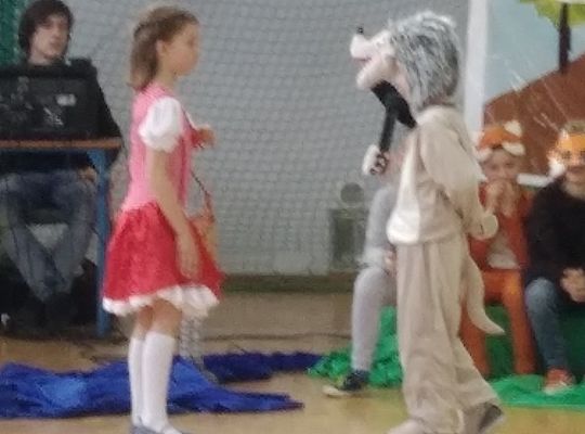 Gr IV Przedstawienie w SP 7 "Czerwony Kapturek" po angielsku