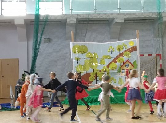 Gr IV Przedstawienie w SP 7 "Czerwony Kapturek" po angielsku