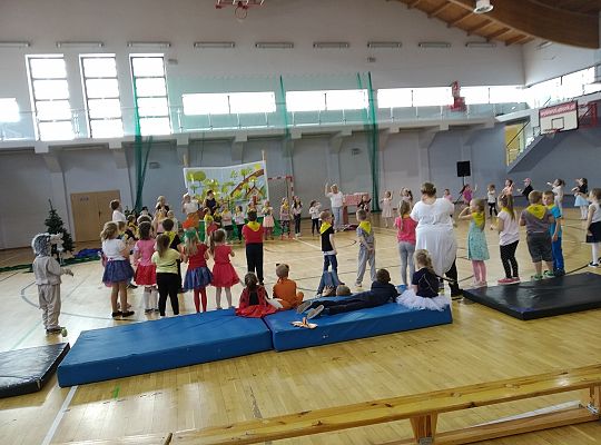 Gr IV Przedstawienie w SP 7 "Czerwony Kapturek" po angielsku