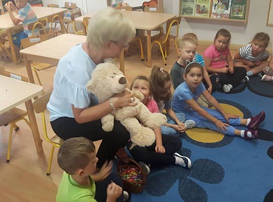 Nowa Pani Dyrektor-Beata Suchta poznaje naszych przedszkolaków
