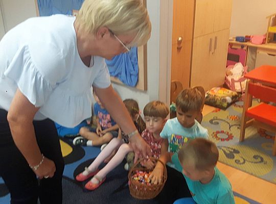 Nowa Pani Dyrektor-Beata Suchta poznaje naszych przedszkolaków