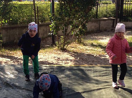 Gr II Zabawy na placu przedszkolnym