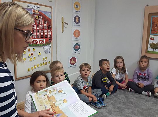 Mama Bartusia czyta dzieciom