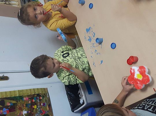 Gr III Szykujemy prezenty z okazji Dnia Edukacji Narodowej