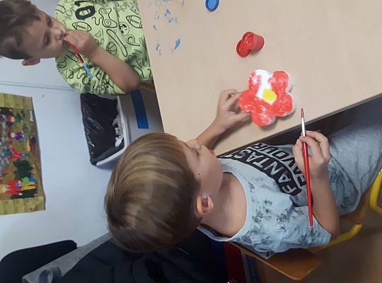 Gr III Szykujemy prezenty z okazji Dnia Edukacji Narodowej