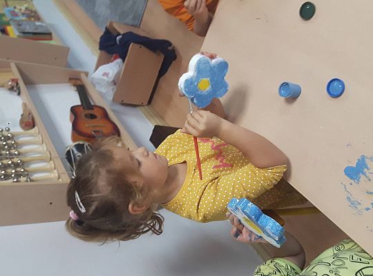 Gr III Szykujemy prezenty z okazji Dnia Edukacji Narodowej