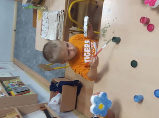 Gr III Szykujemy prezenty z okazji Dnia Edukacji Narodowej