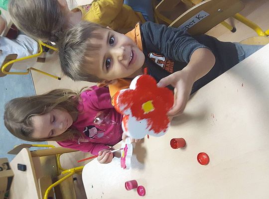 Gr III Szykujemy prezenty z okazji Dnia Edukacji Narodowej