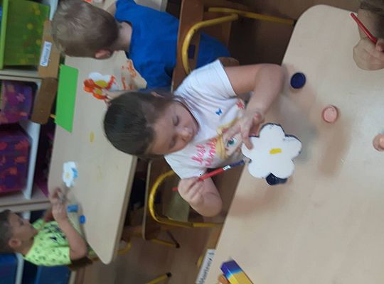 Gr III Szykujemy prezenty z okazji Dnia Edukacji Narodowej