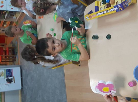 Gr III Szykujemy prezenty z okazji Dnia Edukacji Narodowej