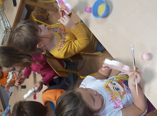 Gr III Szykujemy prezenty z okazji Dnia Edukacji Narodowej