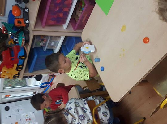 Gr III Szykujemy prezenty z okazji Dnia Edukacji Narodowej