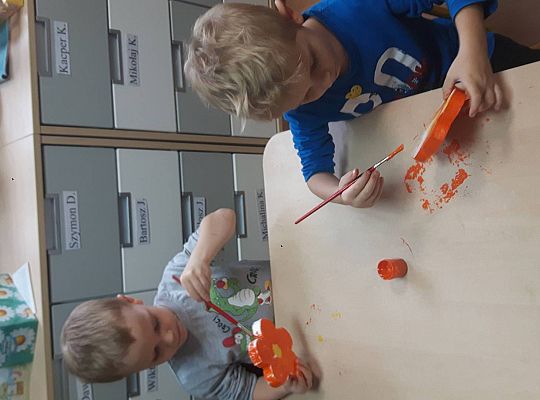 Gr III Szykujemy prezenty z okazji Dnia Edukacji Narodowej