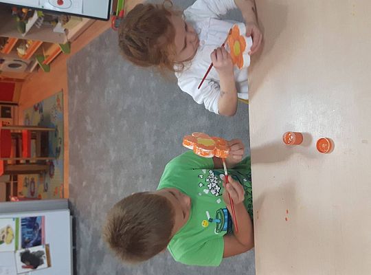 Gr III Szykujemy prezenty z okazji Dnia Edukacji Narodowej