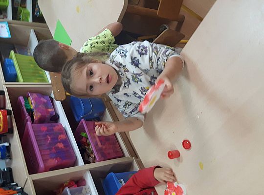 Gr III Szykujemy prezenty z okazji Dnia Edukacji Narodowej