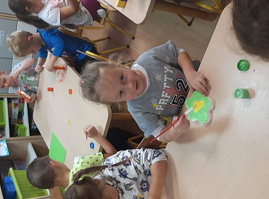 Gr III Szykujemy prezenty z okazji Dnia Edukacji Narodowej