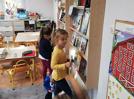 GR III Nawet w kolejce do mycia zębów "Łapiemy za książki"